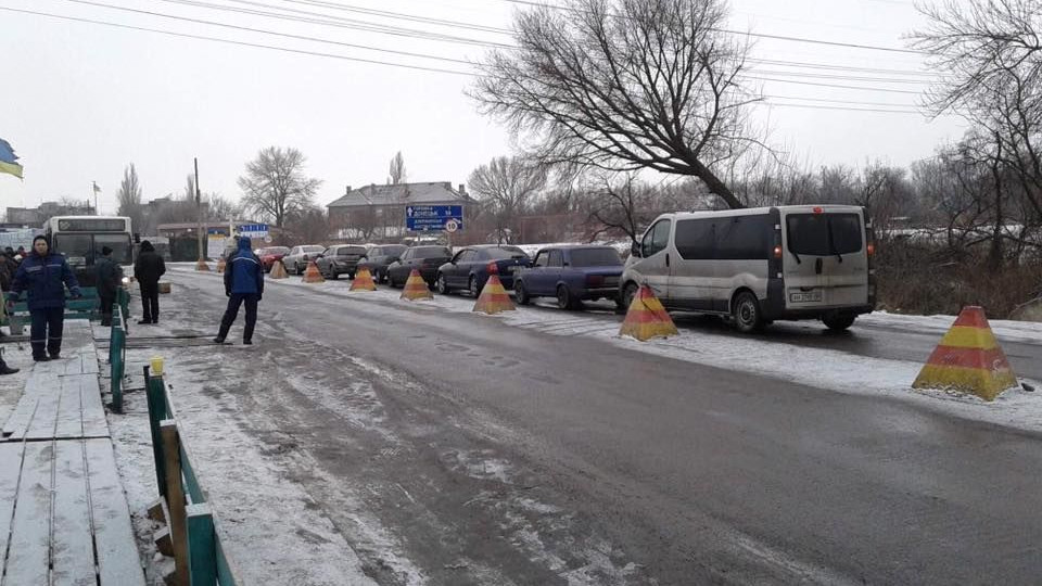 Под оккупированной Горловкой в очереди на КПВВ умерли трое мужчин