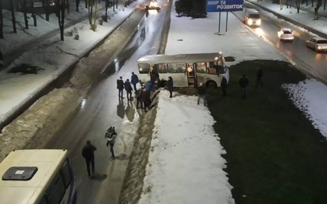 Чудом выжил: в Днепропетровской области парень упал с ж/д моста