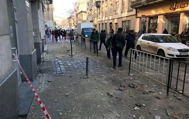 ЧП во Львове: часть фасада дома обрушилась на случайного прохожего