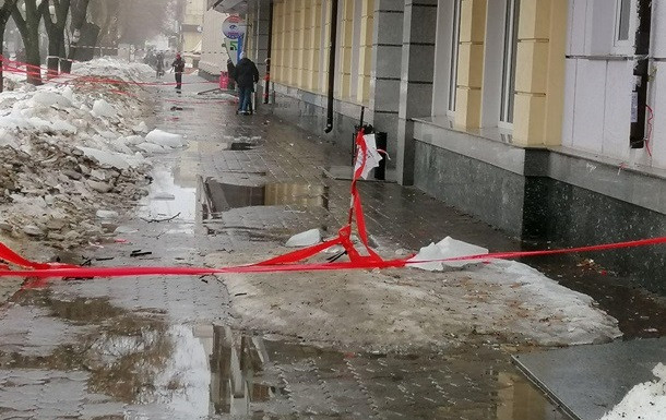 ЧП в Полтаве: ледяная глыба рухнула на голову пенсионеру