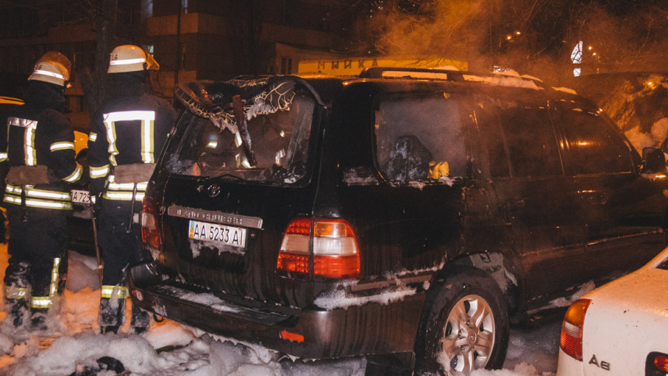 В столице двое мужчин подожгли внедорожник и скрылись