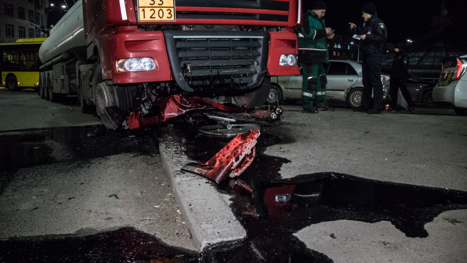 В Киеве бензовоз влетел в легковушку и залил дорогу маслом