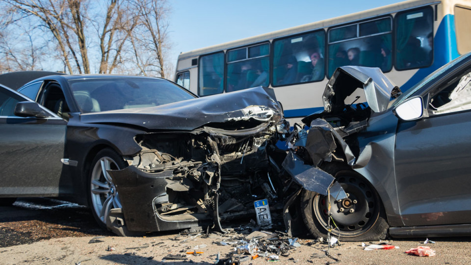 Спровоцировал аварию и скрылся: маршрутка устроила аварию в Днепре