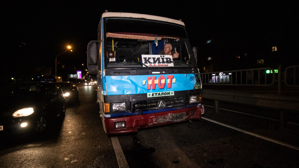 Двойное ДТП в Киеве: автобус с пассажирами протаранил маршрутку