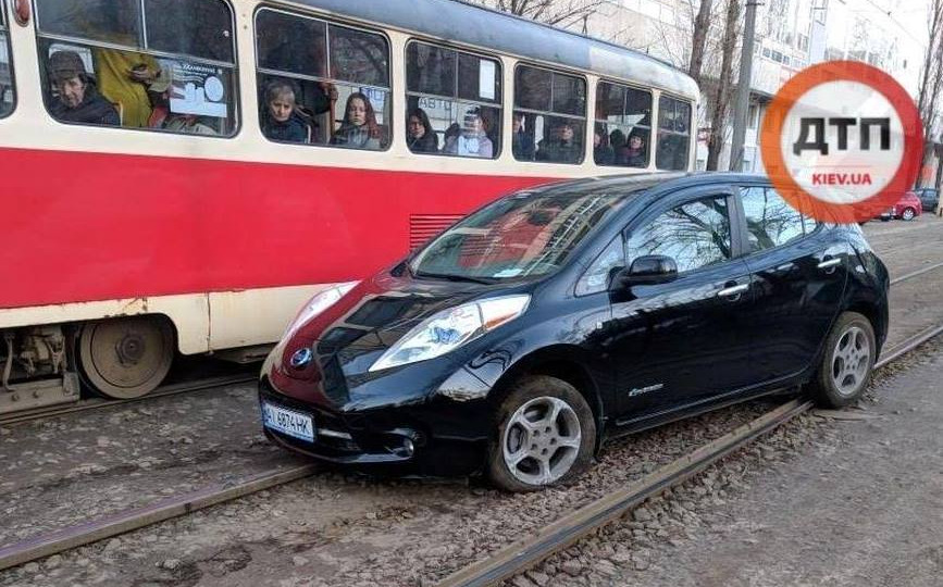 Очередной «герой парковки» застрял на рельсах в Киеве