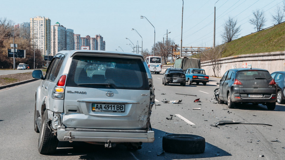 В Киеве под Южным мостом столкнулись 4 легковушки