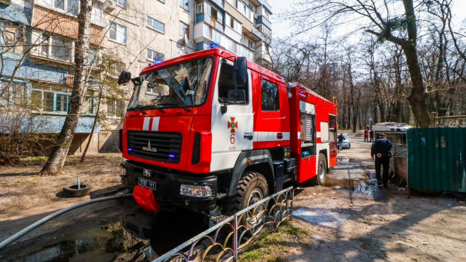 В столичной многоэтажке вспыхнула квартира: владелец сгорел заживо