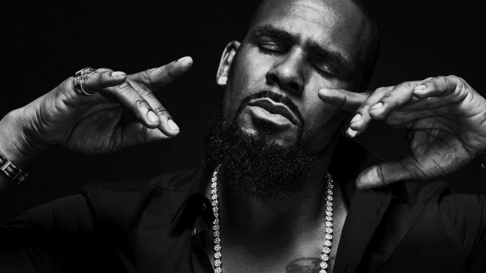 R Kelly дал 28-секундный концерт, а Анджелина Джоли требует от Брэда Питта $400 миллионов