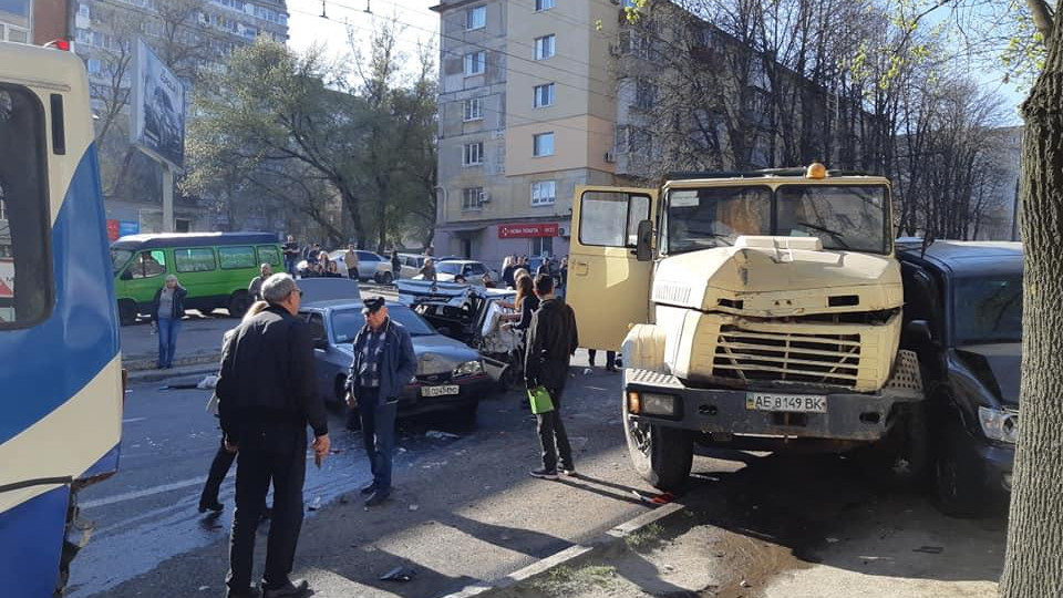 Серьезное ДТП в Днепре: грузовик протаранил 11 автомобилей, есть пострадавшие