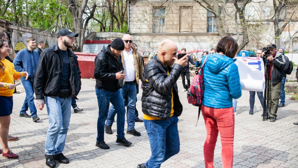 В Одессе активисты облили нечистотами нардепа