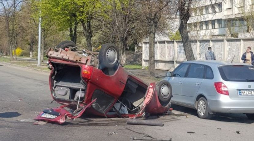 Серьезное ДТП с переворотом произошло в Киеве, фото