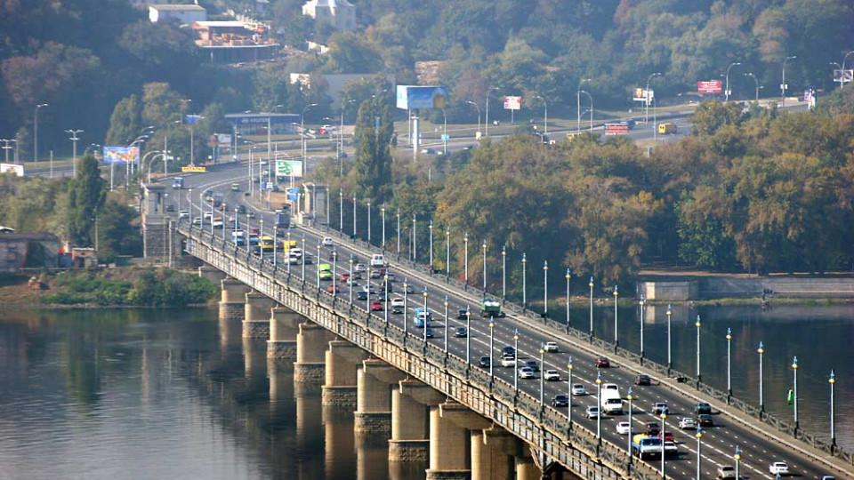 В столице ограничат движение транспорта на двух мостах