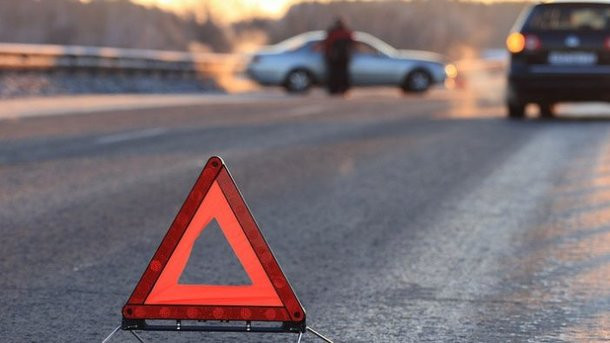 У Дніпрі легковий автомобіль влетів у дерево: водій загинув на місці