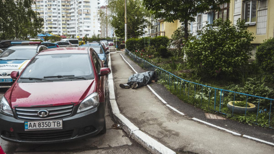 В Киеве под многоэтажкой обнаружили труп