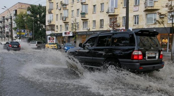 В сети показали последствия непогоды в Киеве (видео)