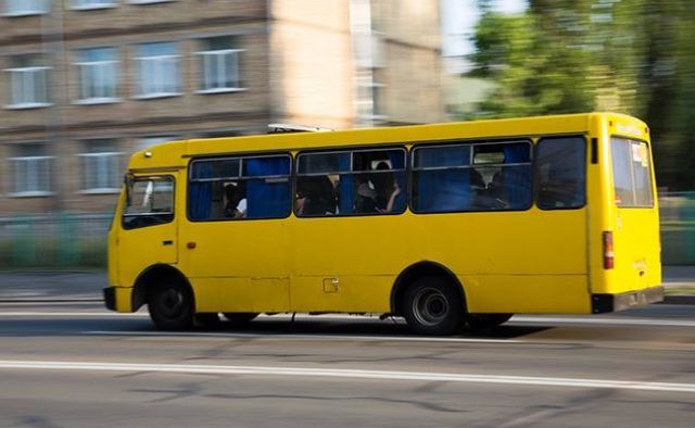 Высадил в лесу: водитель маршрутки выгнал из автобуса сына погибшего участника АТО