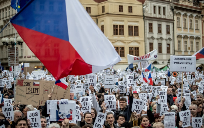 В Праге десятки тысяч людей вышли на протест: что происходит