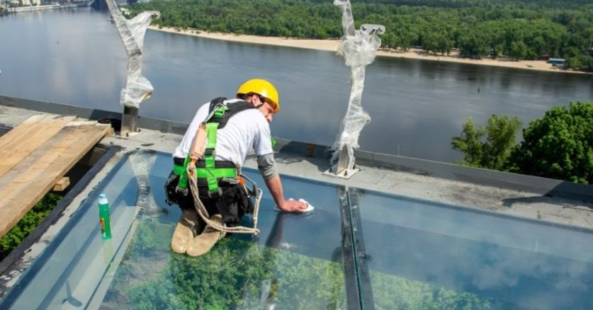 Киянам на замітку: відкрили «скляний» міст біля Дніпра