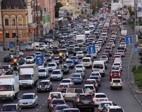 Водителям на заметку: в Киеве перекрывают сразу несколько дорог