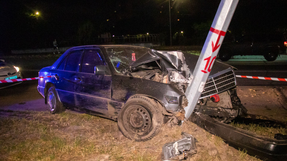 В Киеве парень взял Mercedes своего отца и разбил его о фонарный столб