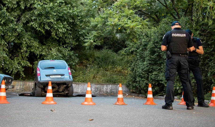 Водіям на замітку: два автомобілі у Києві «пірнули» під асфальт