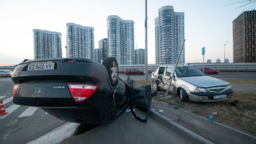 Автомобіль перекинувся на дах: у Києві сталася серйозна ДТП