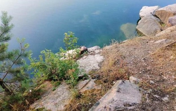 Под Киевом водолазы извлекли из карьера тело священника и его дочери