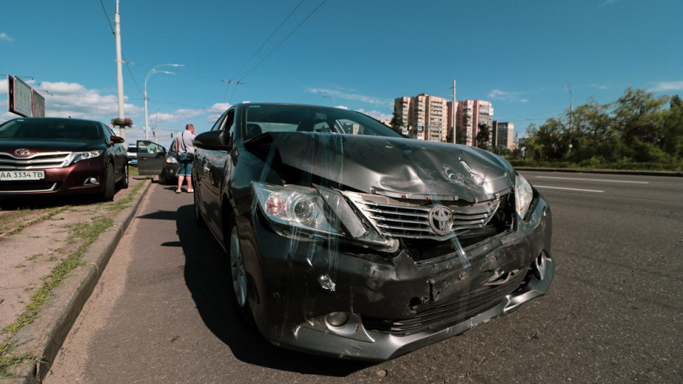 ДТП с переворотом в Киеве: людей из салона доставали патрульные