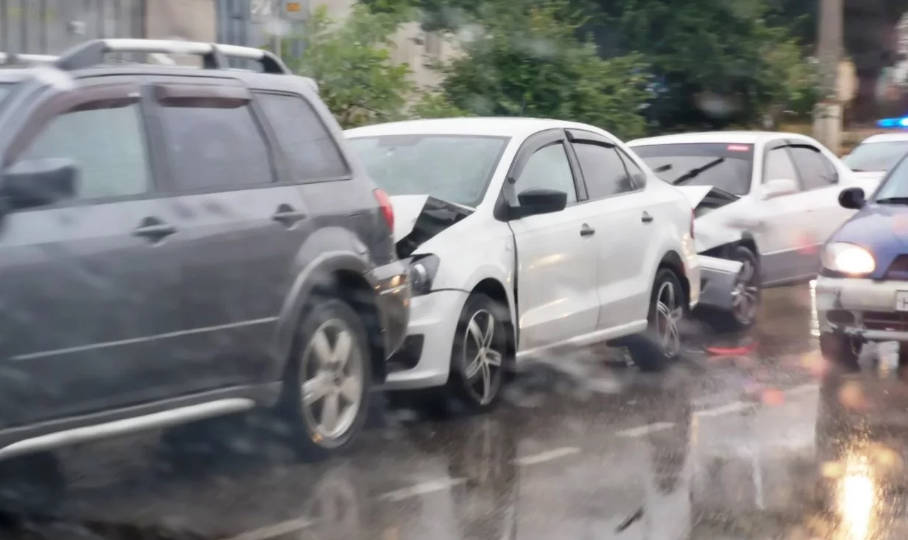 В Керчи возле детской больницы произошла тройная авария