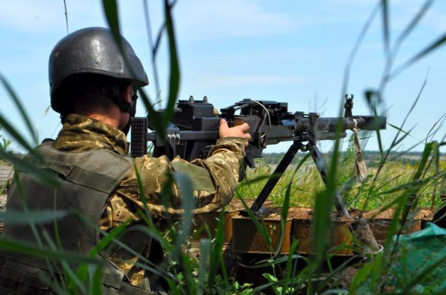 На Донбассе тяжело ранили украинского военного