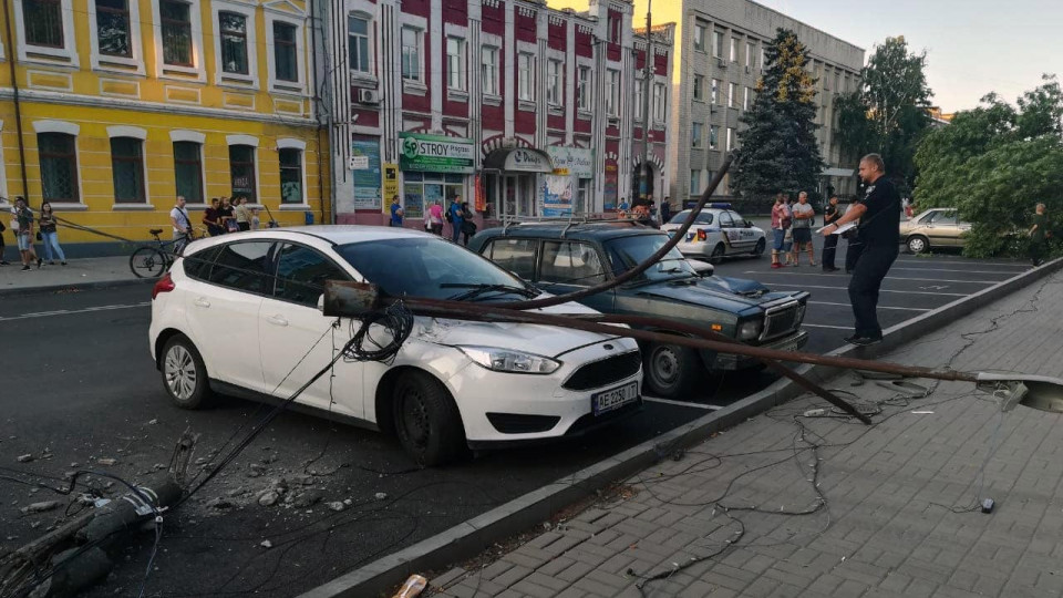 Под Днепром дерево раздавило припаркованные авто: фото, видео