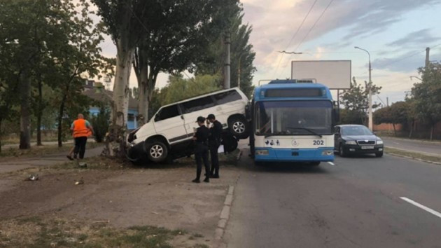 Жахлива ДТП у Маріуполі за участю громадського транспорту, фото