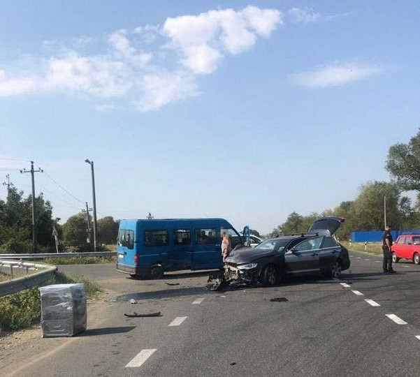 Под Одессой микроавтобус с пассажирами попал в ДТП: подробности