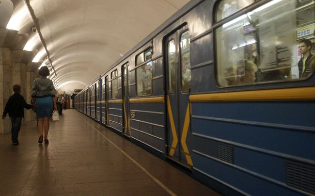 У Києві в метро шукають бомбу: одну зі станцій зачинено на вхід та вихід