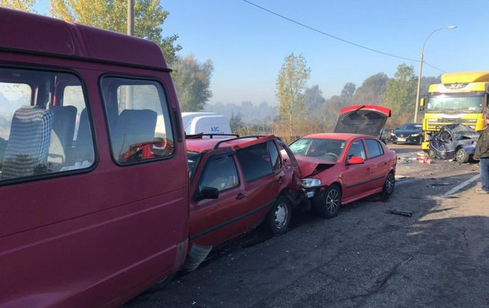 Под Киевом столкнулись 9 автомобилей из-за задымленности на дороге, погиб человек