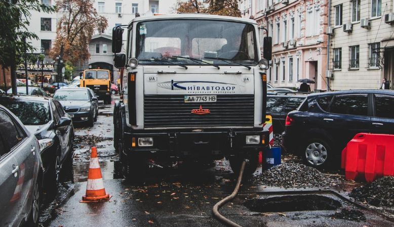 Инцидент в центре Киева: посреди дороги провалился асфальт