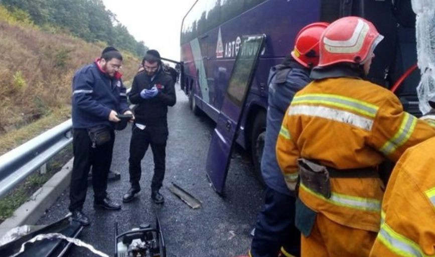 Под Киевом переполненный автобус врезался в грузовик: появилось видео