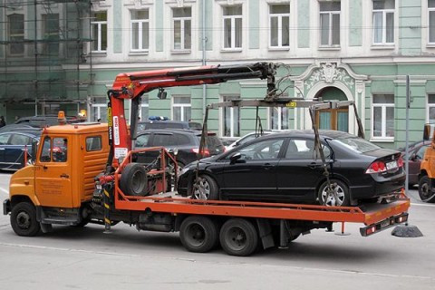 Эвакуация автомобиля на штрафстоянку: причины и стоимость