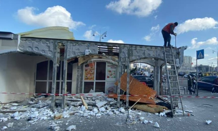 В Киеве на железнодорожном вокзале начали демонтаж МАФов, фото