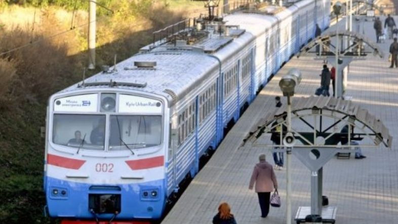 У Києві вандали понівечили електрички: є подробиці