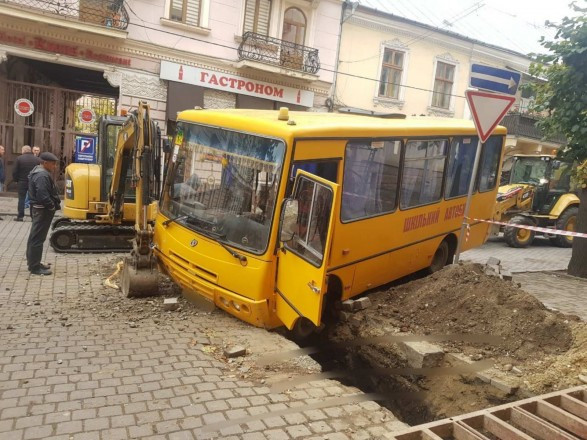 ЧП в Черновцах: школьный автобус с детьми влетел в яму, фото