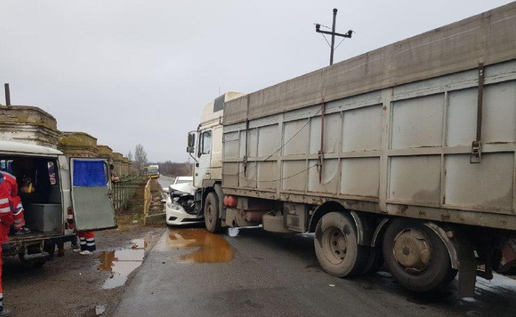 В Донецкой области столкнулись легковушка и фура: пострадали дети и взрослые