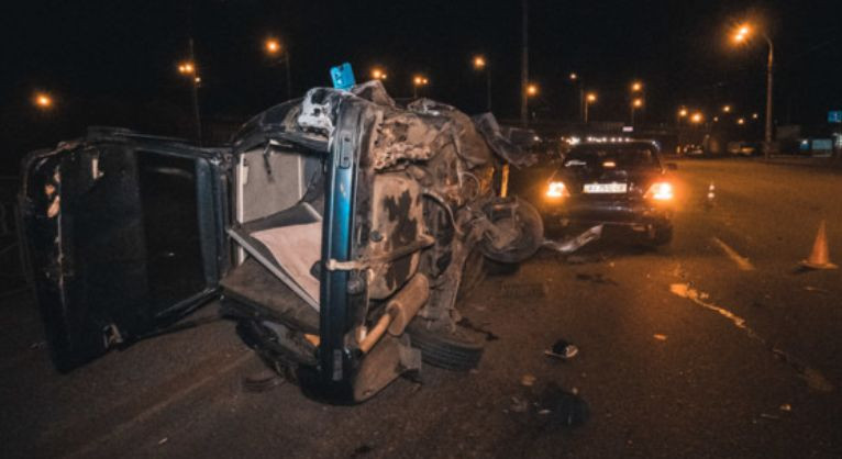 В Киеве произошло двойное ДТП с переворотом: появилось видео