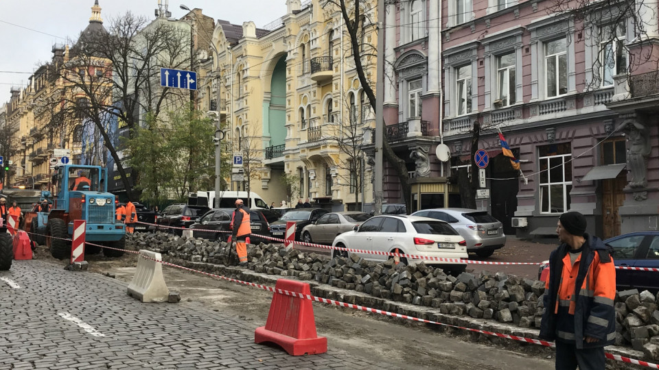 В центре столицы просела дорога, фото