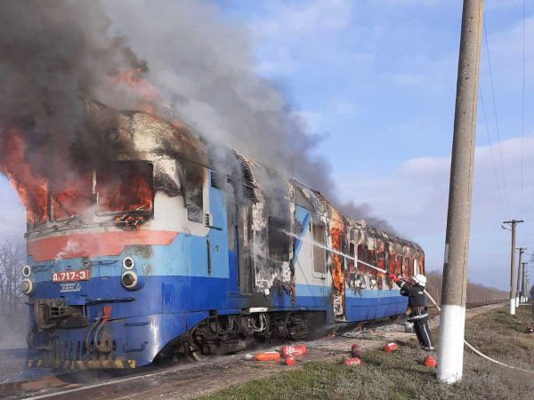 На Миколаївщині на ходу загорівся поїзд: є фото