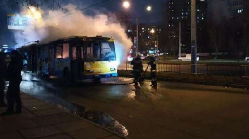 Во Львове загорелся троллейбус с пассажирами, видео