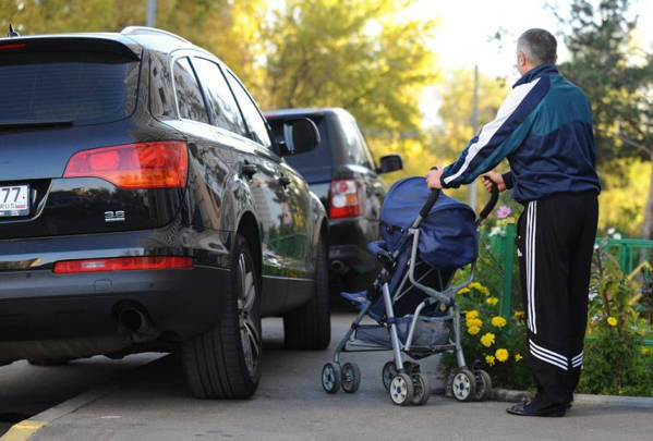 Рух автомобіля тротуаром: постанова КАС ВС