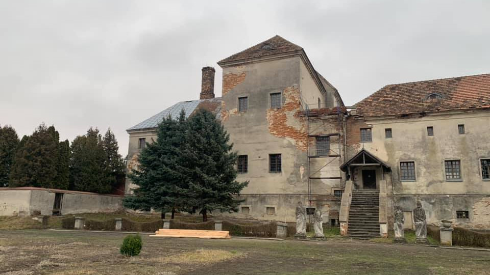 На Львівщині обвалився дах старовинного замку: фото