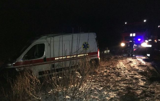 Скользкая дорога: возле Краматорска карета скорой помощи попала  в ДТП