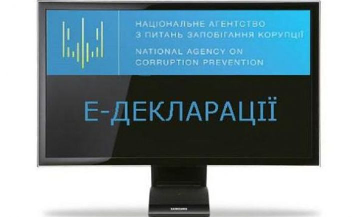 Хто не зобов’язаний повідомляти про суттєві зміни в майновому стані: рішення суду